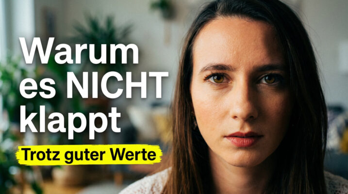 Frau sitzt nachdenklich am Fenster mit warmem Licht – symbolisiert innere Arbeit beim Kinderwunsch Untertitel: Den Weg zum Wunschkind mit mentaler Stärke gehen
